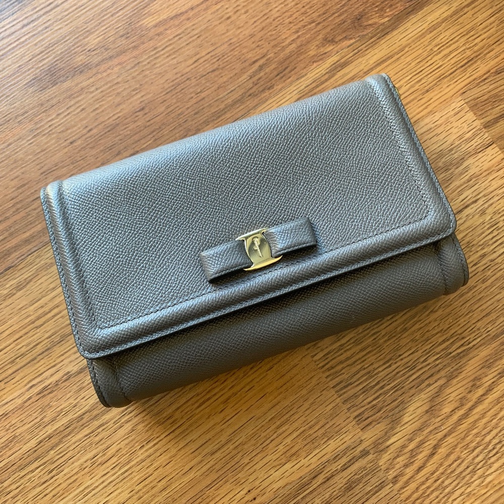 Ferragamo Vera Bow Crossbody in Saffiano - Picture 1 of 10